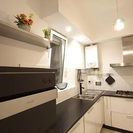 Art & Music Daire Roma